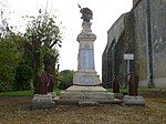 Poilu enveloppé dans les plis du drapeau (monument aux morts)