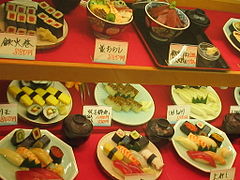 大衆的なレストランでの寿司の食品サンプル