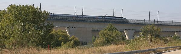 Une rame TGV Sud-Est, sur l'un des viaducs d'Avignon.