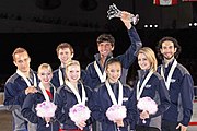 Description de l'image Team USA 2009 ISU World Team Trophy in Figure Skating podium.jpg.