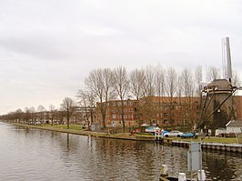 Molenwijk gezien vanaf de Neherkade met de Laakmolen aan de rechterzijde