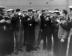Američtí a sovětští námořníci během dne vítězství nad Japonskem