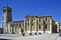 Romańska katedra św. Apolinarego, widok z palcu des Ormeaux, w starej części Valence, 2009