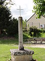 Stèle surmontée d'une croix.