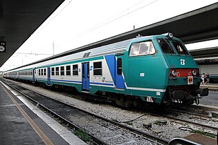 Una carrozza semi-pilota, serie MDVC, in livrea XMPR.