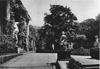 Südterrasse, um 1931, links: Sommer, Herbst und Winter, mitte und rechts: fünf Knabenfiguren