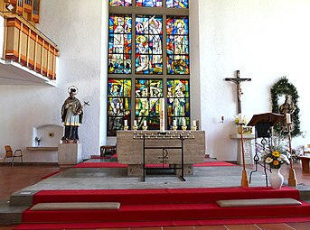 Der Volksaltar im Zentrum, rechts davon Statue des Kirchenpatrons St. Johannes Nepomuk