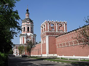 Заходняя сцяна Данскога манастыра, на заднім плане надбрамная званіца