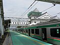 東日本大震災後の亘理駅構内。1番線ホームが仮設拡幅され、列車は中線で発着していた（2011年10月）。