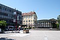 Merkurplatz mit Stadtspielwerk (links)