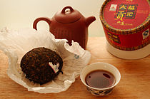 Kypsytettyä puer-teetä Xishuangbannan prefektuurin Menghain teetehtaalta.