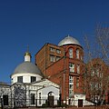 Die neue russisch-orthodoxe und georgisch-orthodoxe Kirche des Heiligen Georg (1899, Backstein, 1930 umgebaut zu einem Technikum) neben der alten Kirche der Georgier, Bolschaja-Grusinskaja-Straße 13, Moskau[2]