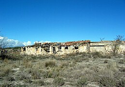 Vista de la plaza Mayor del barrio minero de «La Azufrera» de Libros (Teruel), con detalle de construcciones correspondientes a la Tercera barriada, año 2016.