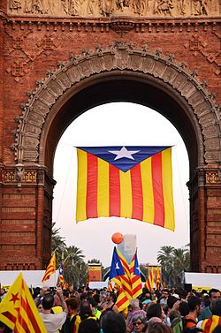 Estelada penjada de l'Arc de Triomf