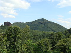 Rehberg mit Asselstein (links) (Wasgauer Felsenland)