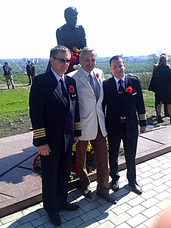 В.Д. Талашко фотографується з льотчиками біля пам'ятника Леоніду Бикову у Києві на День Перемоги (2015 рік)