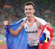 L'athlète français Yann Schrub, après avoir franchi à la troisième place l'arrivée de la finale du 10 000 mètres des Championnats d'Europe d'athlétisme 2022 à Munich. (définition réelle 3 917 × 3 479)