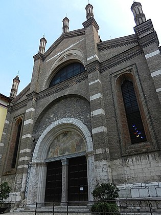 Chiesa di Santa Maria del Carmine nella realtà, in cui i cerchi sono cerchi (e non ovali) e i triangoli sono triangoli e non ghimberghe.
