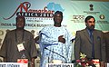 Bauminister Fashola (Bildmitte) mit Agbada-Toga und Fila Gobi-Mütze