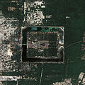 Imagen de satélite de Angkor Wat, 1113-1150. Está rodeada por un lago de 3,6 km de perímetro. Su torre central se levanta 42 m sobre el templo (65 m sobre el nivel de base).