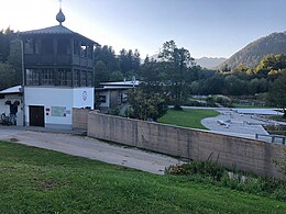 Eingangsbereich mit erhaltenem Turm (ca. 1956) für den Schwimmmeister (nach der Sommerschließung), 2023