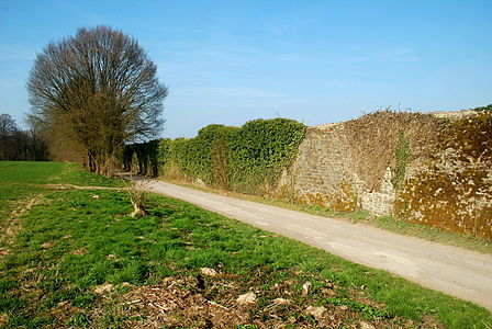 Le mur d'enceinte au nord de la Porte de Nivelles.