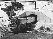 Mine de chromite Ben Bow, comté de Stillwater, Montana. Train de minerai de chrome sortant d'un tunnel minier. 1942