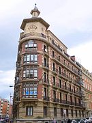 Edificio en la calle Cardenal Gardoki, esquina con la calle Astarloa