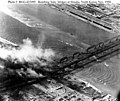 Effetti dei bombardamenti aerei americani sul ponte rotto e sul ponte dell'amicizia. Foto del18 novembre 1950