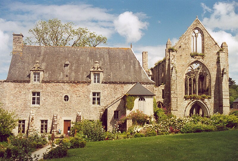 http://upload.wikimedia.org/wikipedia/commons/thumb/8/82/Bretagne_Beauport_Abbaye_02.jpg/800px-Bretagne_Beauport_Abbaye_02.jpg