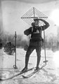 Fotografia z roku 1924: Horský záchranár – zdravotník na lyžiach, ktorý je vybavený rádiovým vysielačom, aby mohol zavolať pomoc.