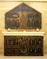 El retablu de Santa María de Mave (enriba -embaxo, el frente d'altar-), anguaño calteníu na capiya de San Nicolás de la Catedral de Burgos. El so datación ye bien imprecisa (sieglos XIII-XIV).[34]
