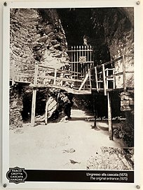 Bau des originalen Eingangs zur unteren Grotte (1870)