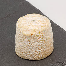 Photo du fromage sur une plaque d’ardoise