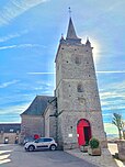 Le clocher et l'entrée de la chapelle Notre-Dame de Toute Aide, côté ouest, au hameau de Querrien à La Prénessaye dans les Côtes d’Armor.
