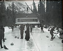 Curling extérieur au carnaval d'hiver de Banff, 1917. On aperçoit le mont Rundle en arrière-plan.