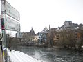 Wegweisung an der Wolfgang-Abendroth-Brücke in Marburg (Winter 2017)