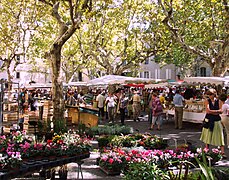 Le marché de la place aux Herbes à Uzès.