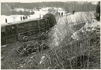 Två vagnar ur tåget i slänten på östra sidan av banvallen.