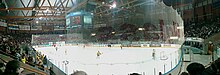 L'intérieur de l'amphithéâtre olympique de Hamar, avec des patineurs de hockey sur la glace.