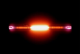 18/08: El gas noble heli mostra una resplendor vermella-taronja quan es col·loca en un camp elèctric d'alt voltatge.