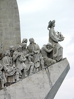 Henri le Navigateur et ses capitaines, groupe sculpté de Leopoldo de Almeida, sur le Padrão dos Descobrimentos (1960, Lisbonne). (définition réelle 1 920 × 2 560)
