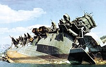 Ci-contre : Le porte-avions Amagi (1944) photographié à Kure en 1946. Il avait été envoyé par le fond lors du raid de juillet 1945.