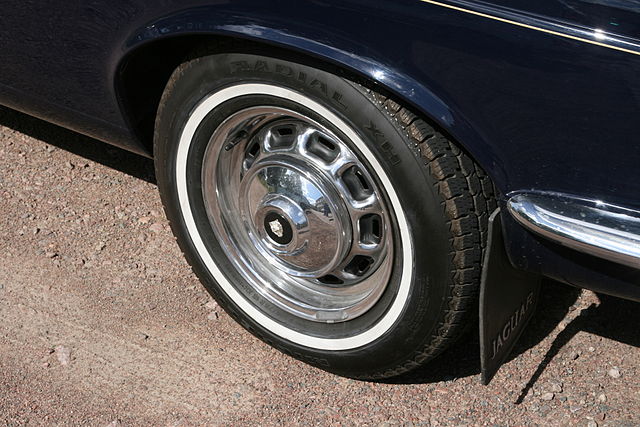 FileJaguar XJ steel wheel 1975 with hubcap jpg