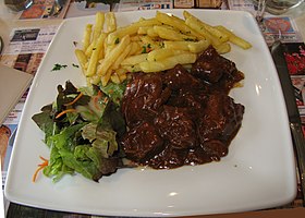 A belga pörkölt (stoofvlees) salátával és belga sült krumplival