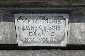 Cartouche dans la linteau de la porte : « Vierge Marie Dans Ce boIs eXaUCe nos VœUX » (1741)[a]