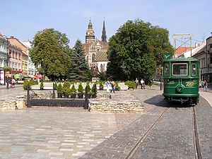 Hlavná (Hoofdstraat) met St. Elisabethkathedraal en tram van Zlaty Bazant