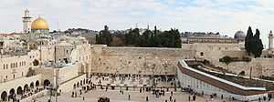 Panorama of the Western Wall with the Dome of the Rock (left) and al-Aqsa mosque (right) in the background Klagemauer.JPG