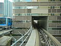 Metromover die de Knight Center station tunnel nadert