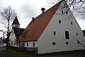 Rückseite des Löpsinger Urmeierhofs, im Hintergrund Zehentstadel und Pfarrkirche